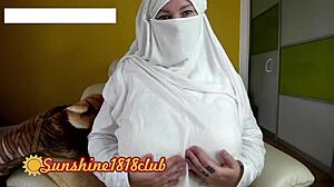 विशाल स्तन वाली मुस्लिम टीन कैमरे पर शरारती हो जाती है